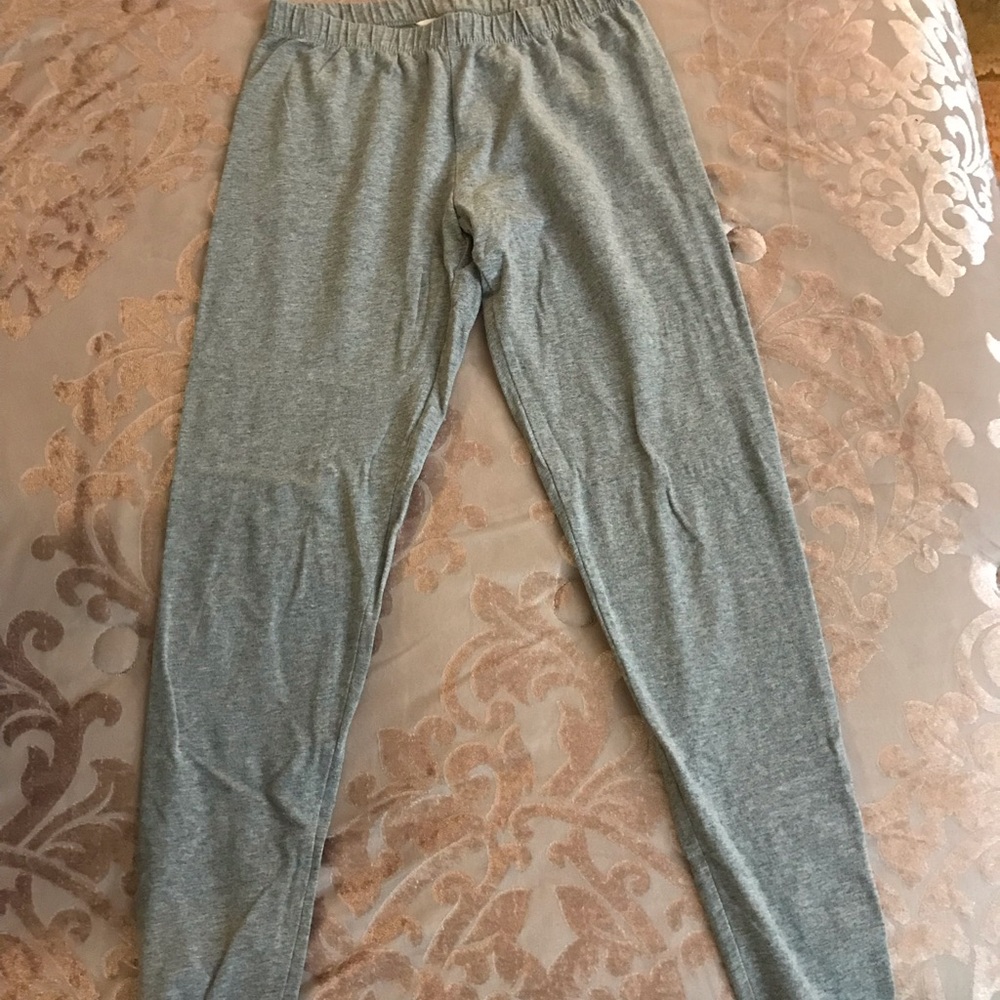 Light gray leggings